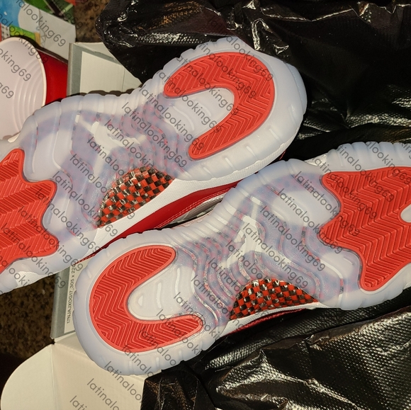 Jordan Retro 11 Cherry - Picture 2 of 4